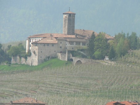 Castel Valer tra i meli in fiore