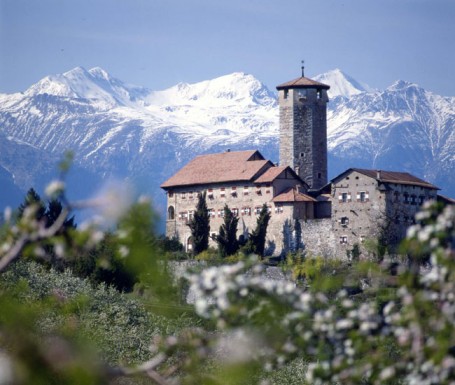 Vista di castel Valer tra i meli in fiore